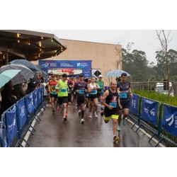Corrida no City Center Outlet Premium atrai mais de 300 atletas, mesmo com chuva